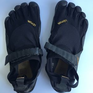 Vibram 5 fingers shoes for size 9 men’s